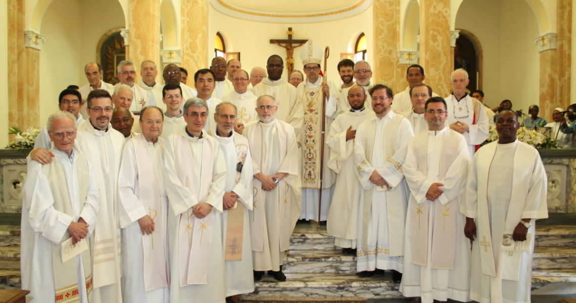 I missionari scalabriniani durante un'ordinazione sacerdotale