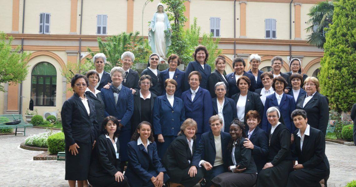 Suore missionarie scalabriniane durante un incontro di formazione permanente