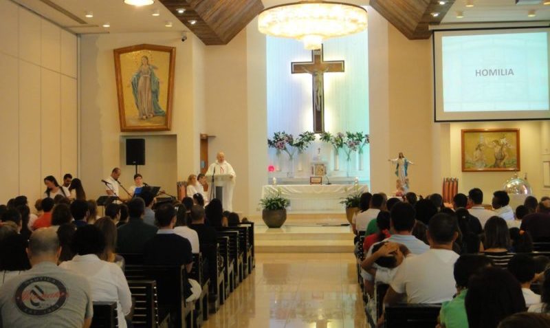 Padre Olmes Milani, missionario scalabriniano a Dubai, durante una celebrazione