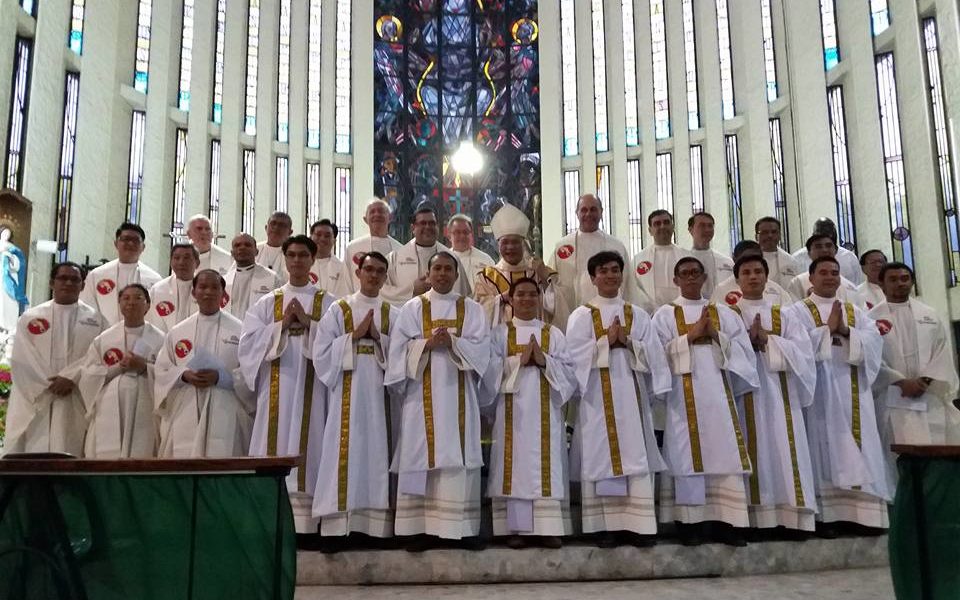 l’ordinazione diaconale, celebrata il 9 novembre, di otto religiosi a Quezon City, New Manila, nelle Filippine